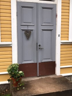 Lilla prästgårdens dörrar