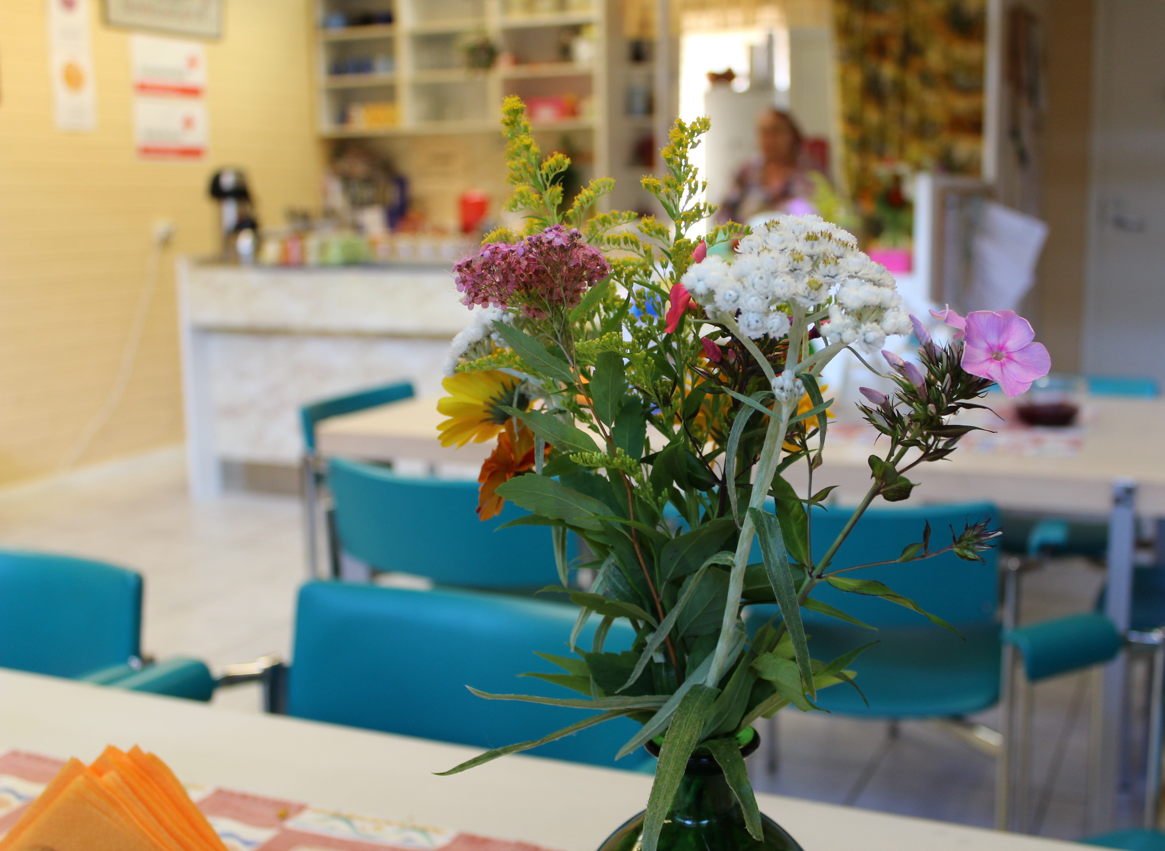 Blommor på ett bord i Postilla.